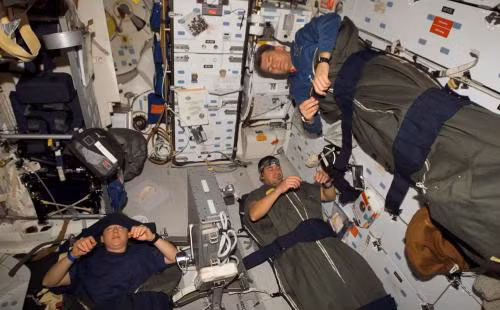 Hơn nữa, các phi hành gia tuân thủ một lịch trình ngủ cụ thể để duy trì nhịp điệu sinh học và sự cân bằng. Họ tạo ra một môi trường yên tĩnh và thuận lợi cho giấc ngủ, đồng thời tuân thủ các quy định về thời gian ngủ và thức dậy.