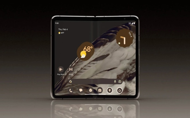 Đầu tiên, điểm nổi bật nhất của Google Pixel Fold chính là màn hình gập có kích thước 7,6 inch khi mở ra, cho phép người dùng có thể thoải mái trải nghiệm các ứng dụng, game hay trình duyệt web một cách dễ dàng hơn. (Ảnh: Google)