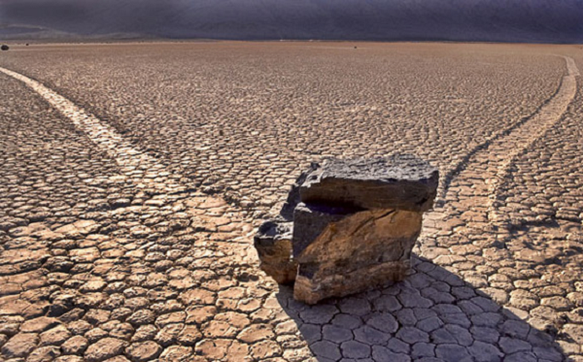 3. Bí ẩn những hòn đá biết đi tại Thung lũng Chết: Khu vực Racetrack Playa là một vùng sa mạc rộng lớn và trống trải, nằm giữa Công viên Quốc gia Thung lũng Chết, bao quanh bởi những vùng đồi cao. Hàng trăm năm trước, khu vực này đã chứa đầy nước nhưng ngày nay, chúng chỉ là một vùng đáy hồ khô cằn.