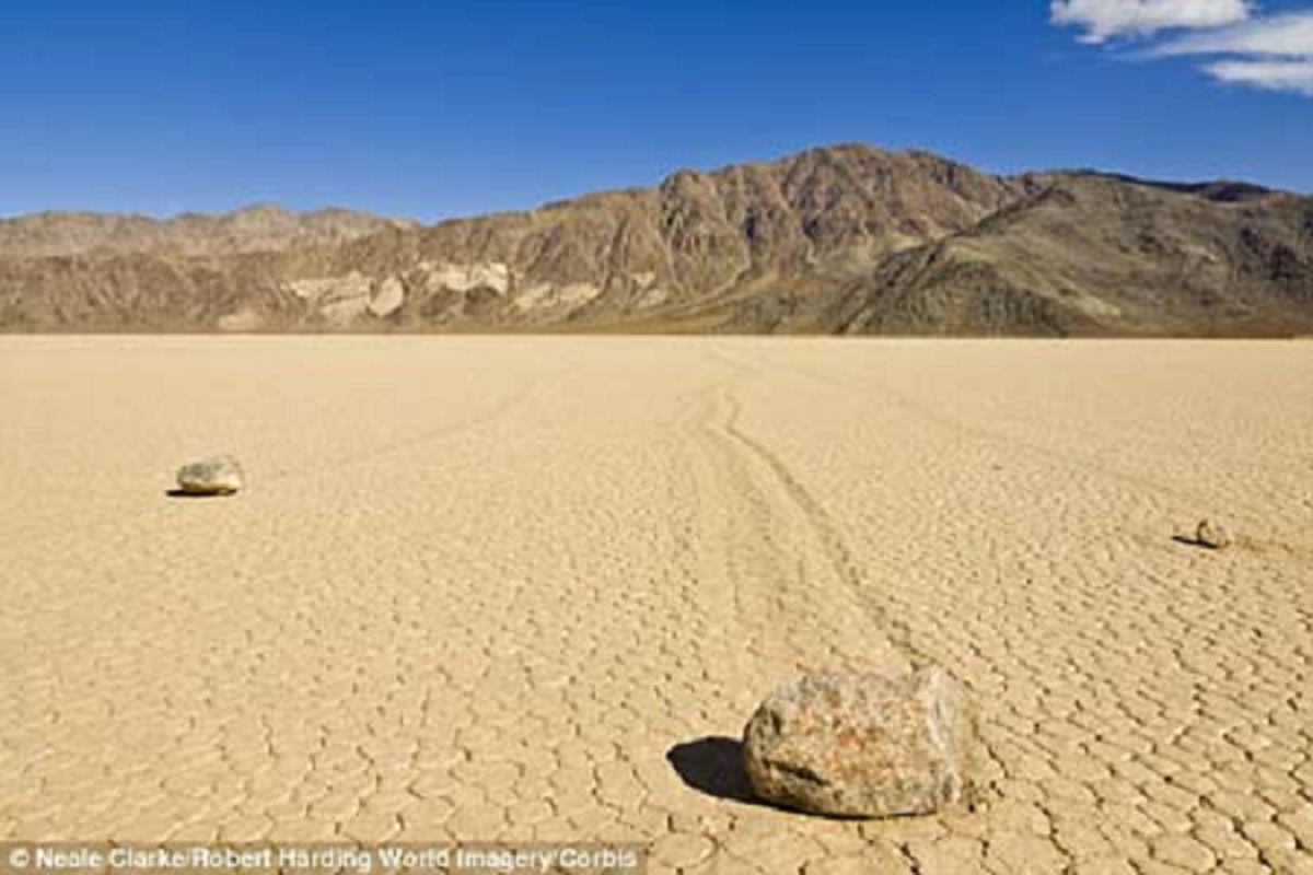 Nơi khô nóng và thấp nhất Bắc Mỹ này là nơi “trú ngụ” của những hòn đá tự di chuyển. Khi phát hiện ra những hòn đá biết đi bí ẩn ở thung lũng Chết, chúng đã ở trạng thái quẹo rẽ, trượt, lướt trên vùng đất Racetrack Playa không người ở, nơi có những thung lũng chứa đầy bùn khô với mặt đất nứt nẻ trong mùa hè, và băng giá vào mùa đông.