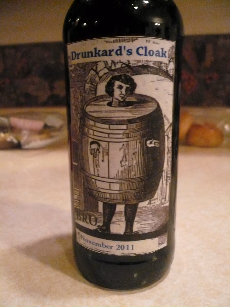 Việc mang áo choàng này không chỉ là một hình phạt về mặt vật chất mà còn mang ý nghĩa xấu hổ và sỉ nhục công khai.