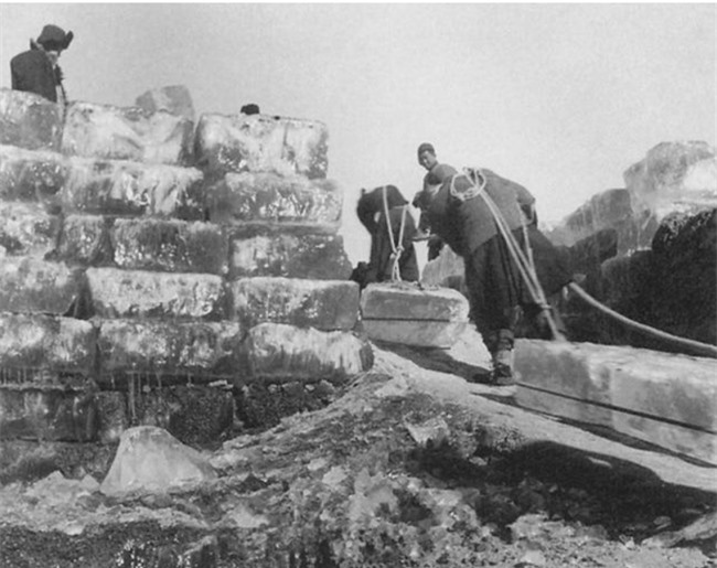 Tại Tử Cấm Thành, có tổng cộng 5 hầm băng. Chúng là những ngôi nhà tựa như hang động có mái vòm nửa dưới lòng đất.