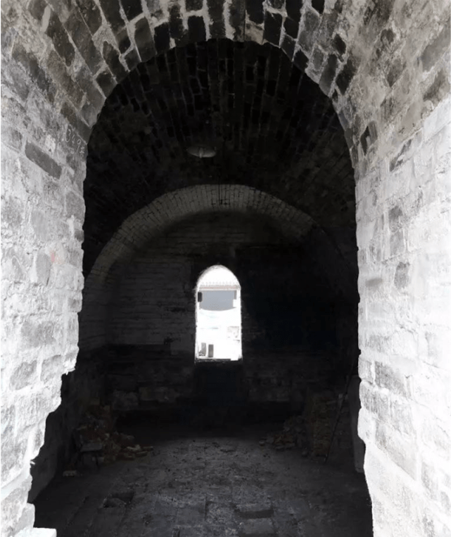 Các bức tường trong hầm băng dày khoảng 2m, nên khi bước chân vào đây có cảm giác như ngày đông. Bên trong hầm rộng khoảng 6,3m, dài 11,03m.