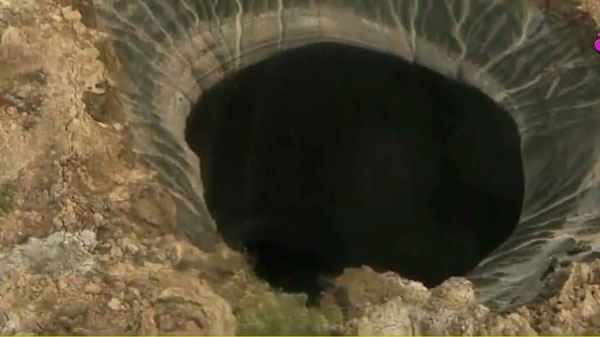 Đáng chú ý, khi ném xuống các vật thể như đá hay cây gậy, chúng không có âm thanh trở lại, cho thấy không có sự giao thông không khí trong giếng.