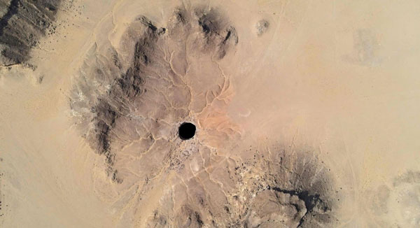 Giếng Barhout có hình dạng hình tròn và có đường kính khoảng 30 mét. Sâu và tối đến mức không có ai biết chính xác độ sâu thực sự của nó.