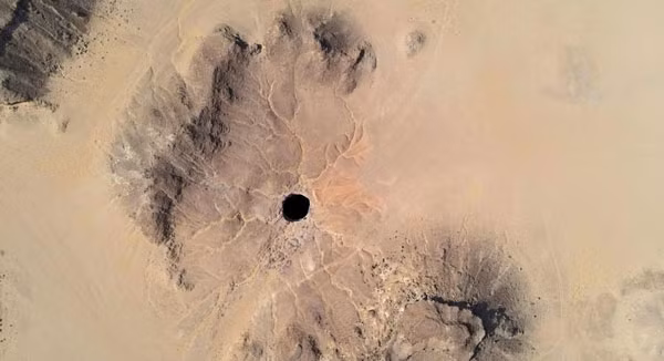 Giếng Barhout có hình dạng hình tròn và có đường kính khoảng 30 mét. Sâu và tối đến mức không có ai biết chính xác độ sâu thực sự của nó.