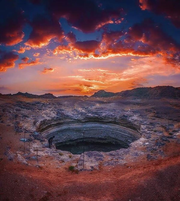 Điều này tạo ra một cảm giác kỳ lạ và bí ẩn, như một cánh cổng dẫn đến thế giới ngầm hay những khu vực không rõ ràng trong lòng đất.