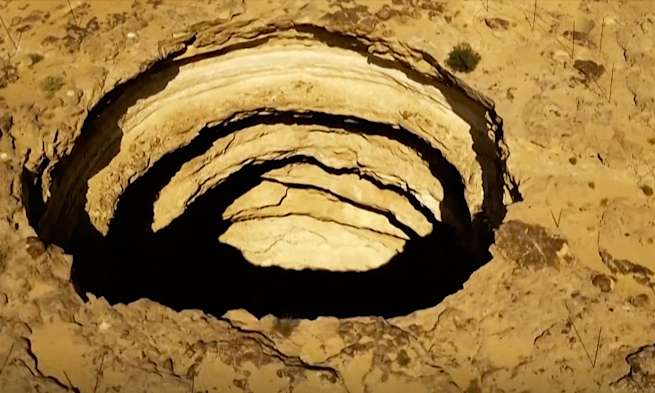 Có nhiều giả thuyết về nguyên nhân và bản chất của Giếng Barhout. Một giả thuyết phổ biến là giếng này có thể là một hố sụt đất hoặc một hệ thống hang động.