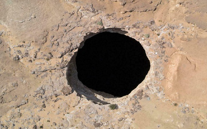Các vật liệu đá và cát trong khu vực có thể đã bị rỗng rãi và ăn mòn bởi nước ngầm, gây ra sự sụp đổ và tạo ra giếng này.