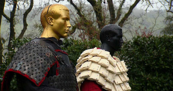 Dù áo giáp giấy thiếu đi khối lượng và độ dày, thế nhưng chúng được làm từ giấy tỷ lệ cao, có thể chịu được sự tấn công của kiếm và gươm.