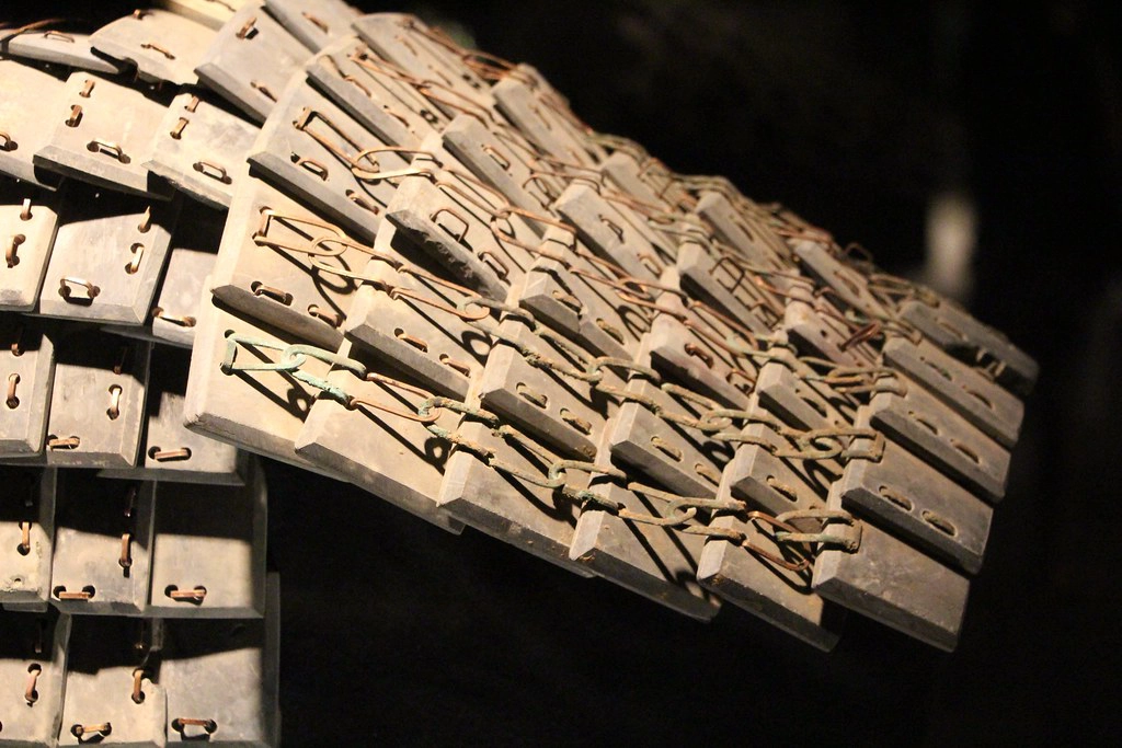 Trong Tạp chí Hand Papermaking, Peter Dekker cho biết áo giáp giấy được đề cập sớm nhất là vào thời nhà Đường (618 đến 907 SCN).