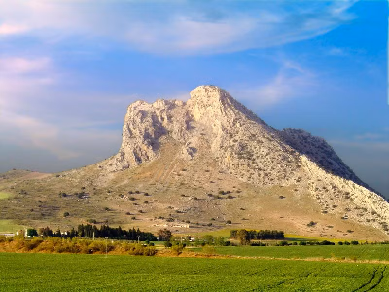 Nằm ở vùng Andalusia của Tây Ban Nha, cách Madrid khoảng 458 km về phía Tây Nam, tảng đá tình nhân La Pena de los Enamorados là một khối đá tự nhiên có độ cao tận 884 m.