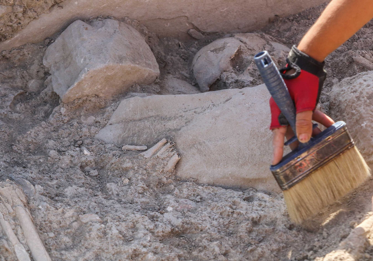 Tảng cự thạch nặng nhất cũng được đặt chính xác để đưa ánh sáng mặt trời mọc vào phía sau căn phòng trong ngày Hạ chí. Một viên đá tam giác khác cũng được cắm vào sàn nhà, hướng về phía mặt trời mọc.