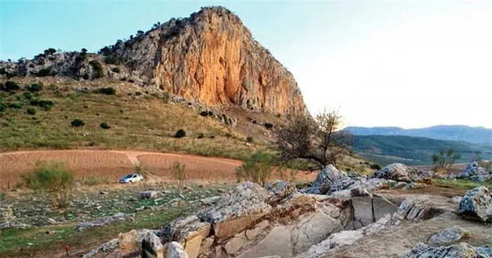 Phía trên nò là mộ đá trắng Piedras Blancas và mới đây, thông qua một cuộc khai quật gần đây, dẫn đầu bởi giáo sư tiền sử học Leonardo Garcia Sanjuan từ Đại học Seville (Tây Ban Nha), các chuyên gia đã phát hiện ra một bí ẩn mới.