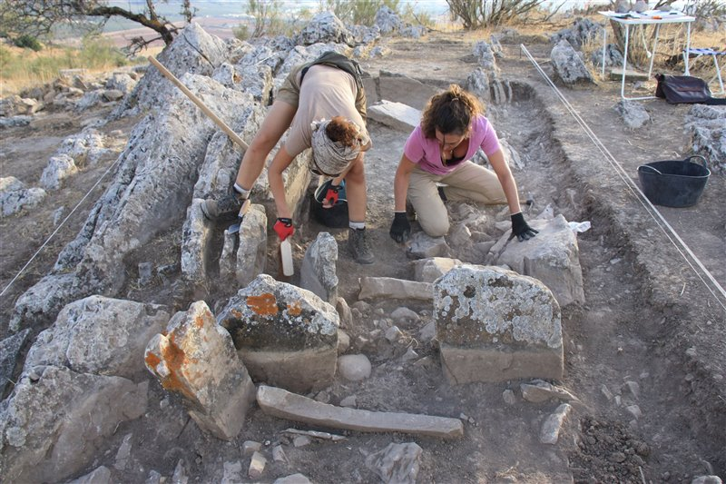Các tảng đá được xếp chồng lên nhau một cách kỳ diệu, tạo ra các phòng chứa, hành lang và những không gian đặc biệt. Sự khéo léo trong việc xây dựng này cho thấy tinh thần kiến trúc sáng tạo và khả năng kỹ thuật của người xưa.