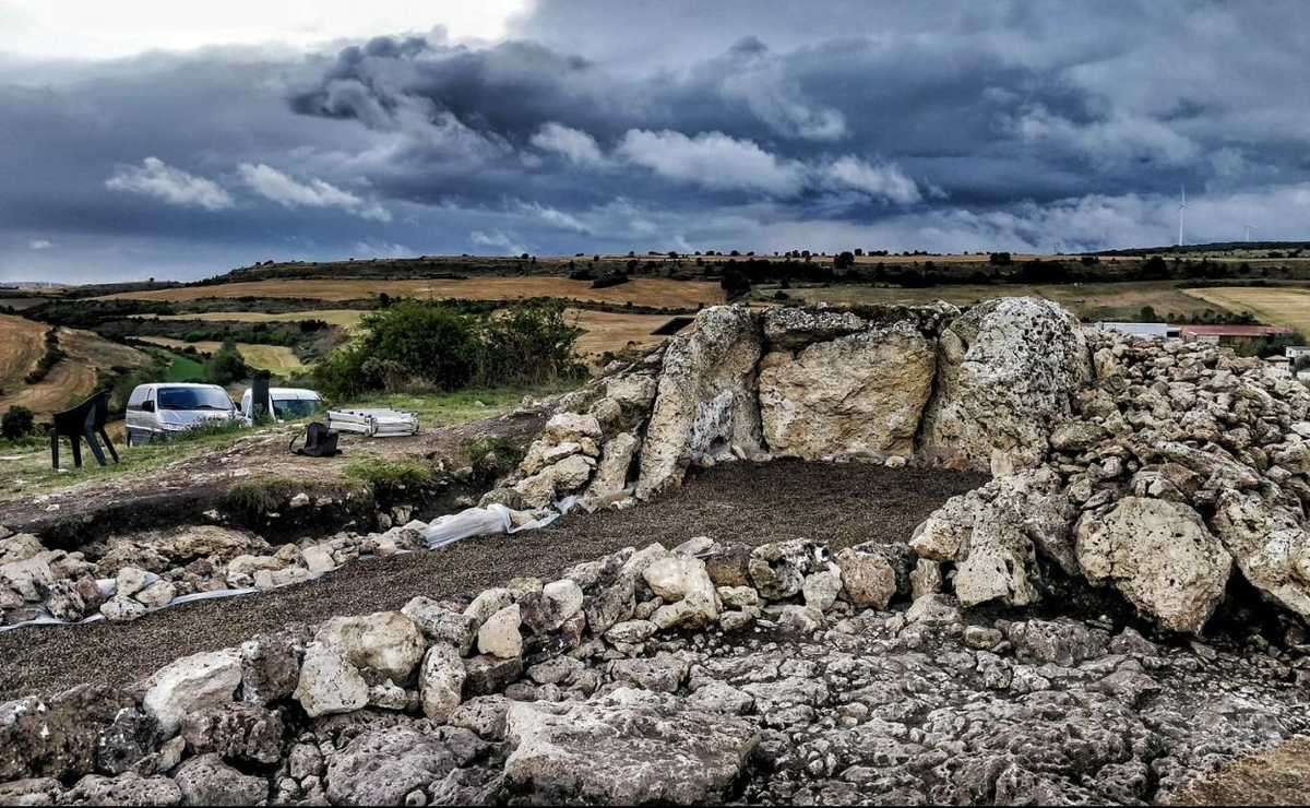 Tất cả các tấm sàn trong mộ đá trắng Piedras Blancas cũng được sắp xếp cẩn thận để thẳng hàng với hướng mặt trời mọc vào ngày 21-6, tức ngày Hạ chí và cũng là ngày dài nhất trong năm, tiết lộ đây có thể từng là địa điểm nghi lễ để thời thần Mặt Trời.