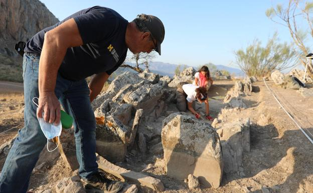 Theo nghiên cứu của các chuyên gia, các vòng tròn đá cho thấy mộ đá trắng Piedras Blancas đúng là một đài thiên văn cổ đại, được sử dụng để quan sát nhiều hiện tượng quan trọng từ khoảng 3.000 năm trước Công Nguyên, tức thuộc thời đại đồ đá mới trong khu vực.