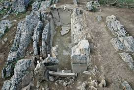 Piedras Blancas, một đền thờ cổ đại đặc biệt nằm ở miền nam Tây Ban Nha, đã thu hút sự chú ý và tò mò của du khách và nhà khảo cổ học trên khắp thế giới. Với kiến trúc độc đáo và sự sắp xếp tinh tế, nó mang trong mình những giá trị văn hóa sâu sắc và tạo nên một không gian linh thiêng đầy sức mạnh.