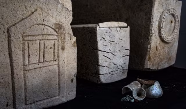 Dựa vào những cổ vật bên trong hầm mộ, chuyên gia ước tính nó có từ đầu thời La Mã, khoảng thế kỷ thứ I TCN.