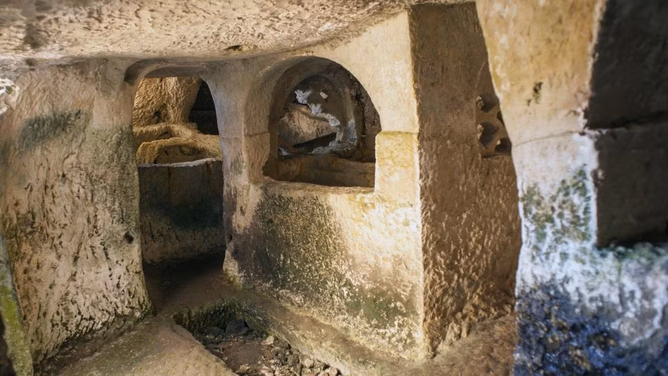 Hộp đựng hài cốt được khắc dòng chữ mô tả lăng mộ bằng tiếng Hy Lạp, đặc biệt còn được chạm khắc với một vòng hoa hình tròn, trong đó có khoan các lỗ, mà một số người cho rằng tượng trưng cho chiến thắng của người quá cố trước cái chết.