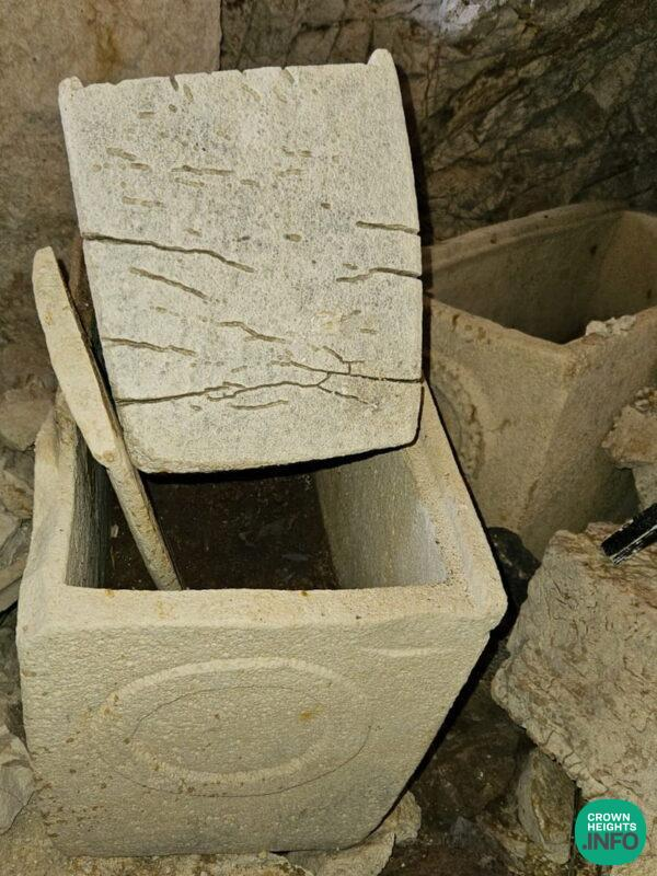 Trong hầm mộ, bình đựng hài cốt được tìm thấy trống rỗng và bị dịch chuyển khỏi vị trí ban đầu, dấu hiệu cho thấy hầm mộ đã bị mộ tặc đột nhập.