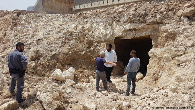 Đồ gốm cổ là một trong những dạng kho báu mà các nhà khoa học đặc biệt quý trọng, bởi thường cung cấp rất nhiều chi tiết về kỹ thuật thủ công của người dân vùng đó vào thời điểm đó, những nét văn hóa đặc trưng, thậm chí là những nghi lễ hay phong tục thú vị được thể hiện qua những nét chạm khác hay cổ tự