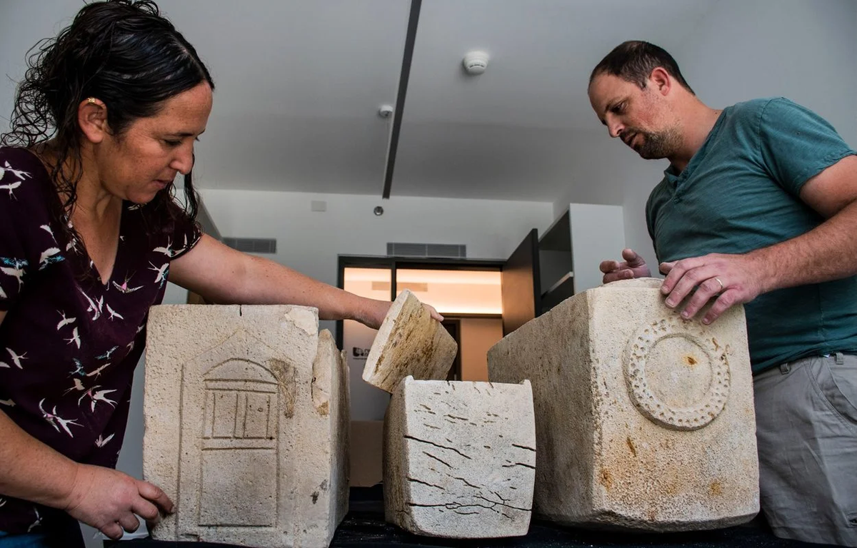 Đó là hai hang động chôn cất được đẽo vào đá trong một khu đất gần ngôi làng tên làng Mashhad.