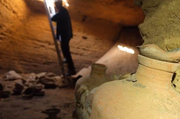 Tất cả công việc xây dựng phía trên hầm mộ kỳ lạ này đã bị dừng lại và một số công nhân đã bị triệu tập đến đồn cảnh sát địa phương.