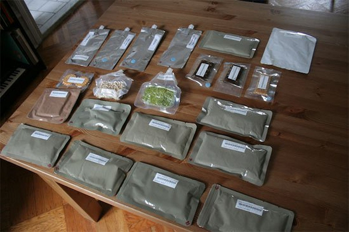 4. Tất cả các món ăn, thực phẩm đưa lên tàu không gian đều phải qua quy trình đóng gói nghiêm ngặt, đạt chuẩn bởi vì sự an toàn cũng như các khối lượng mang theo đều đóng góp vào việc hao tốn nhiên liệu của tàu vũ trụ, trạm không gian...