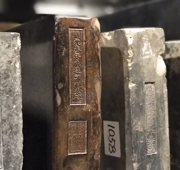 Kỳ lạ hơn, các chuyên gia phát hiện có tới 15 lớp gạch xếp chồng lên nhau một cách đều đặn. Sự việc này khiến các nhà khoa học bất ngờ và tò mò vì sao người xưa lại dùng nhiều gạch để xây thành nhiều lớp như vậy.