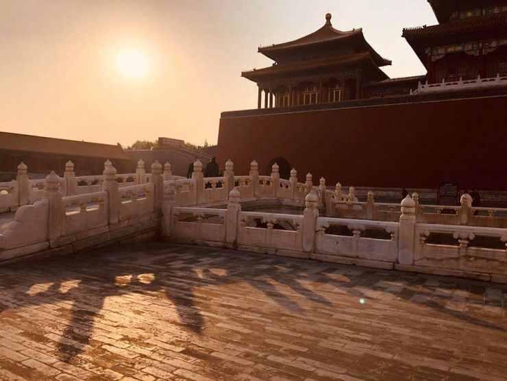 Để đề phòng tình huống này xảy ra, hoàng đế cho người xây dựng 15 lớp gạch nền ở Tử Cấm Thành.