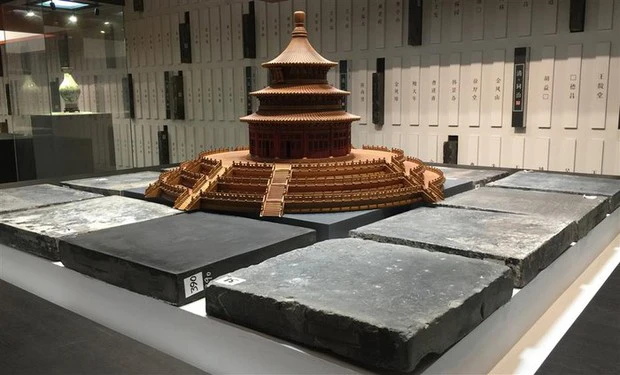 Cụ thể, các chuyên gia lật viên gạch vỡ lên để thay thế bằng viên gạch mới. Thế nhưng, ngay khi nhấc viên gạch vỡ ra, họ phát hiện bên dưới vẫn là lớp gạch giống như vậy.