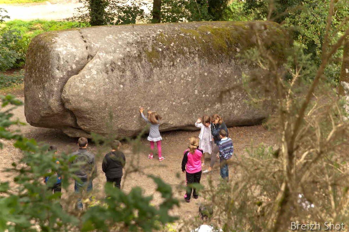 Tuy nhiên, để đảm bảo an toàn cho du khách, các nhà quản lý đã xây dựng các rào chắn và cảnh báo đối với các khu vực nguy hiểm.