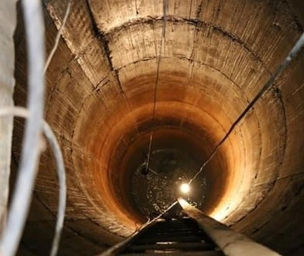 Hai giếng cách nhau vài bước chân, nhưng một bên nước đắng, một bên nước ngọt. Hai giếng này được xem là một điều kỳ diệu và đã thu hút sự quan tâm của nhiều nhà nghiên cứu và nhà khoa học.