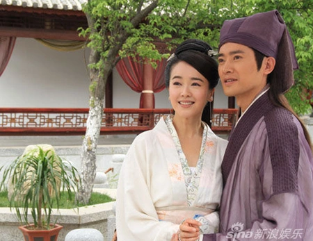 Theo truyền thuyết, hai giếng này có liên quan truyền thuyết về Bạch xà Thanh xà. Bạch xà sau khi bị trụ trì chùa Kim Sơn là hòa thượng Pháp Hải giam vĩnh viễn dưới đáy Lôi Phong Tháp trong chùa, vì tưởng nhớ phu quân, liền biến thành nước suối, chính là nước giếng đắng ngày nay.