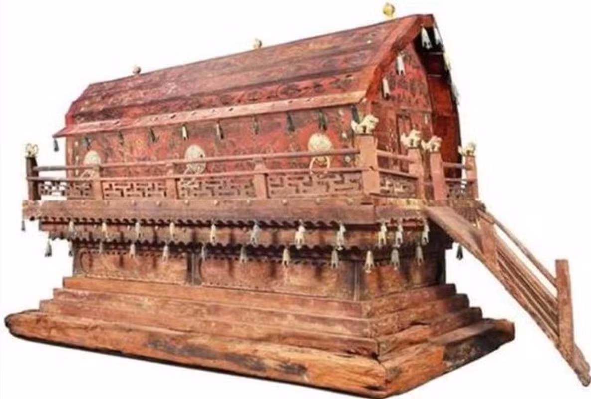 Ngôi mộ cổ hoàng gia này tồn tại từ thời nhà Liêu. Nhà Liêu là một triều đại tồn tại từ năm 907–1125 của Trung Quốc, các nhà khảo cổ xác định được đây là lăng mộ của công chúa Liêu Trần Quốc (1000 - 1018) của vương triều Khiết Đan, cháu gái vua Liêu Cảnh Tông (948 - 982).