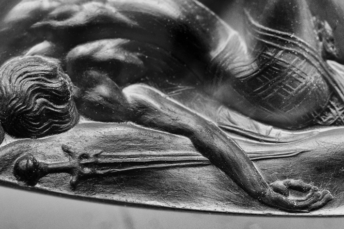 Do ấn ngọc có kích thước nhỏ xíu, lối chạm khắc tinh xảo khắc họa vũ khí và trang sức chỉ trở nên rõ ràng khi xem dưới ống kính máy ảnh hoặc kính hiển vi chụp ảnh cực nhạy. "Một số chi tiết trên đó chỉ lớn bằng nửa milimet. Chúng nhỏ tới mức không thể hiểu nổi", Davis nói.