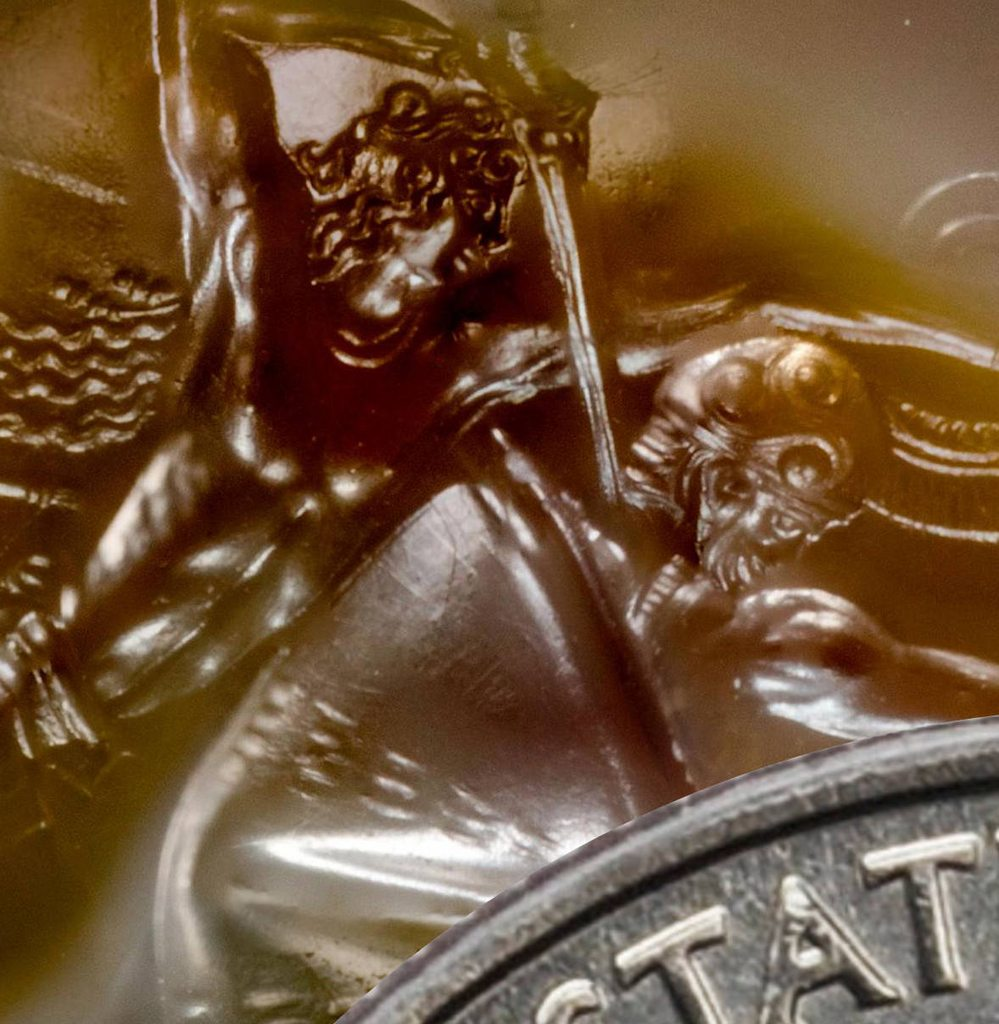 Điều đặc biệt là các chi tiết trên ấn ngọc được tạo ra bằng kỹ thuật khắc họa sâu vào bên trong ngọc, tạo nên một hiệu ứng sâu độc đáo và đẹp mắt.