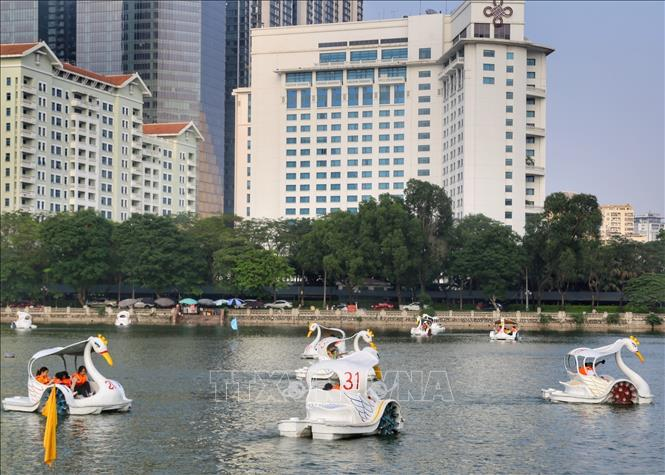 Du khách đi thuyền tại hồ Thủ Lệ.