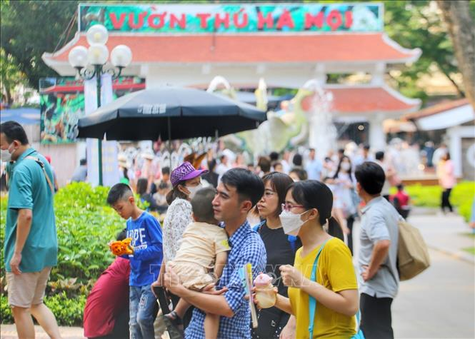 Kỳ nghỉ lễ 30/4 và 1/5 kéo dài 5 ngày nên nhiều gia đình đưa các con đến tham quan, trải nghiệm.