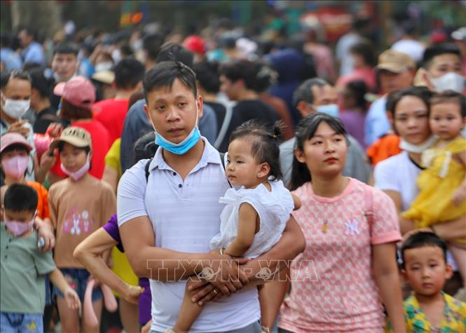 Kỳ nghỉ lễ 30/4 và 1/5 kéo dài 5 ngày nên nhiều gia đình đưa các con đến tham quan, trải nghiệm.