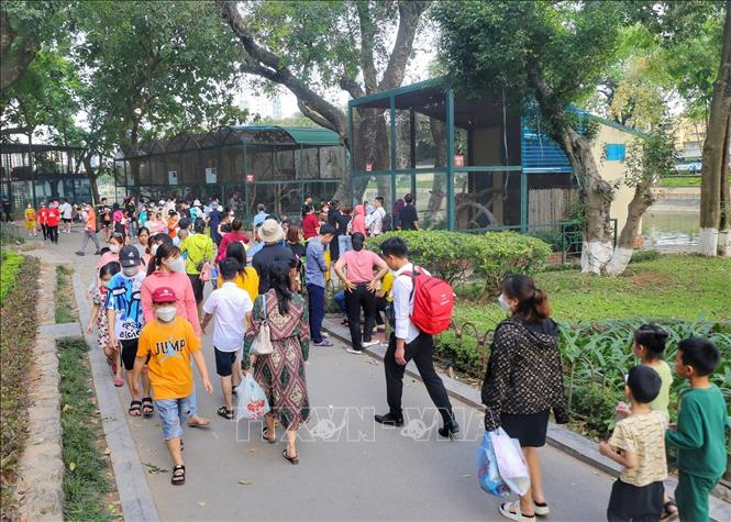 Kỳ nghỉ lễ 30/4 và 1/5 kéo dài 5 ngày nên nhiều gia đình đưa các con đến tham quan, trải nghiệm.