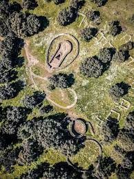 Chúng được biết đến với kiến trúc hoành tráng tạo, được nên từ các cấu trúc đá hình tháp, đây cũng là phong cách mà nền văn minh Nuragic áp dụng đối với các công trình khác của họ.