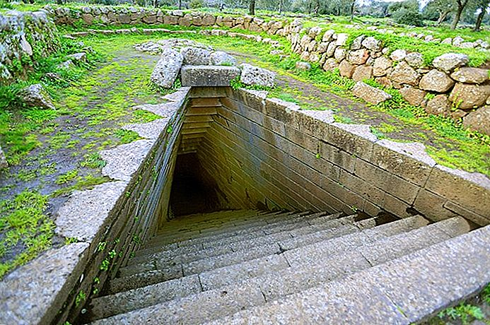 Giếng có cấu hình gồm một vòng rào bao quanh elip, bên trong là một lỗ hình thang có cầu thang đi xuống lòng đất, dẫn xuống một buồng ngầm tròn hình vòm, hay buồng chứa nước.