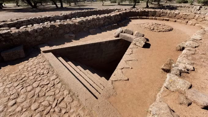 Nó được xây dựng vào thời đại Nuragic từ thế giữa thế kỷ 12 và 11 TCN.