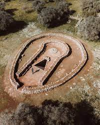 Giếng thánh Santa Cristina là một trong những công trình điển hình thể hiện sự tinh tế về kỹ thuật và kiến trúc của nền văn hóa này.