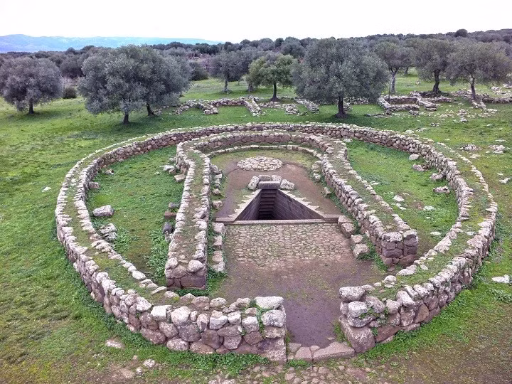  Giếng thánh Santa Cristina là một trong những địa điểm khảo cổ nổi tiếng tại Sardinia, Italy.