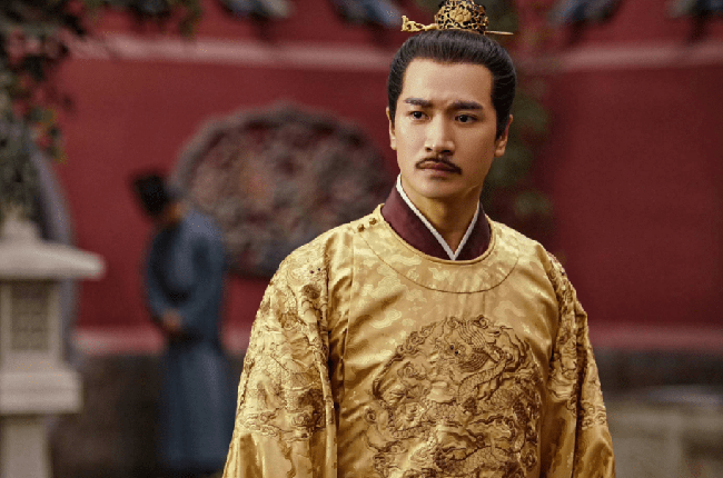 Chuyện xuất phát từ một giấc mơ kỳ lạ của Chu Nguyên Chương. Trong giấc mơ ông thấy một võ sĩ thân hình lực lưỡng, người mặc giáp vàng, cầm trường kiếm sắc bén kề ngay cổ Chu Doãn Văn, ép thoái vị, sau đó tàn nhẫn sát hại trên long ỷ (ghế rồng).