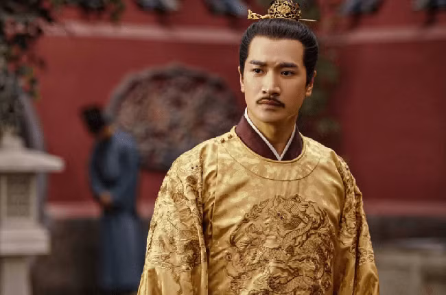 Chuyện xuất phát từ một giấc mơ kỳ lạ của Chu Nguyên Chương. Trong giấc mơ ông thấy một võ sĩ thân hình lực lưỡng, người mặc giáp vàng, cầm trường kiếm sắc bén kề ngay cổ Chu Doãn Văn, ép thoái vị, sau đó tàn nhẫn sát hại trên long ỷ (ghế rồng).