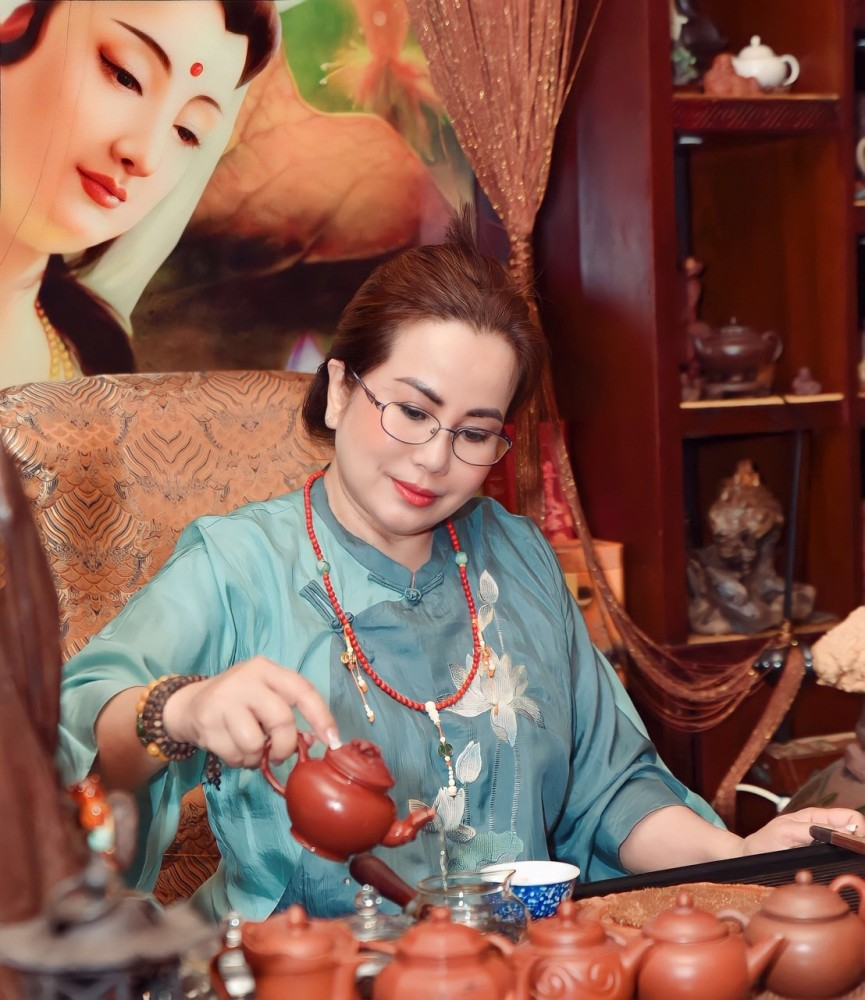 Bộ sưu tập này là tác phẩm tâm huyết của bà Ngô Thị Thanh Tâm, một người yêu trà và mê mải khám phá những giá trị văn hóa sâu sắc ẩn chứa trong ấm - chén trà.